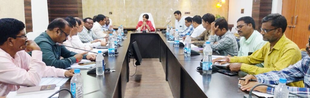 कलेक्टर ने किया निर्माण कार्यों की समीक्षा,कार्य में प्रगति लाने वाले एसडीओ होंगे सम्मानित