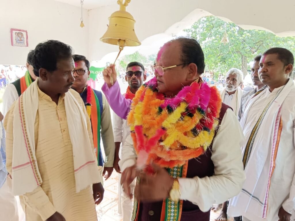 कांग्रेस को बड़ा झटका! चुनाव के पहले भाजपा में शामिल हुए 32 कांग्रेसी,