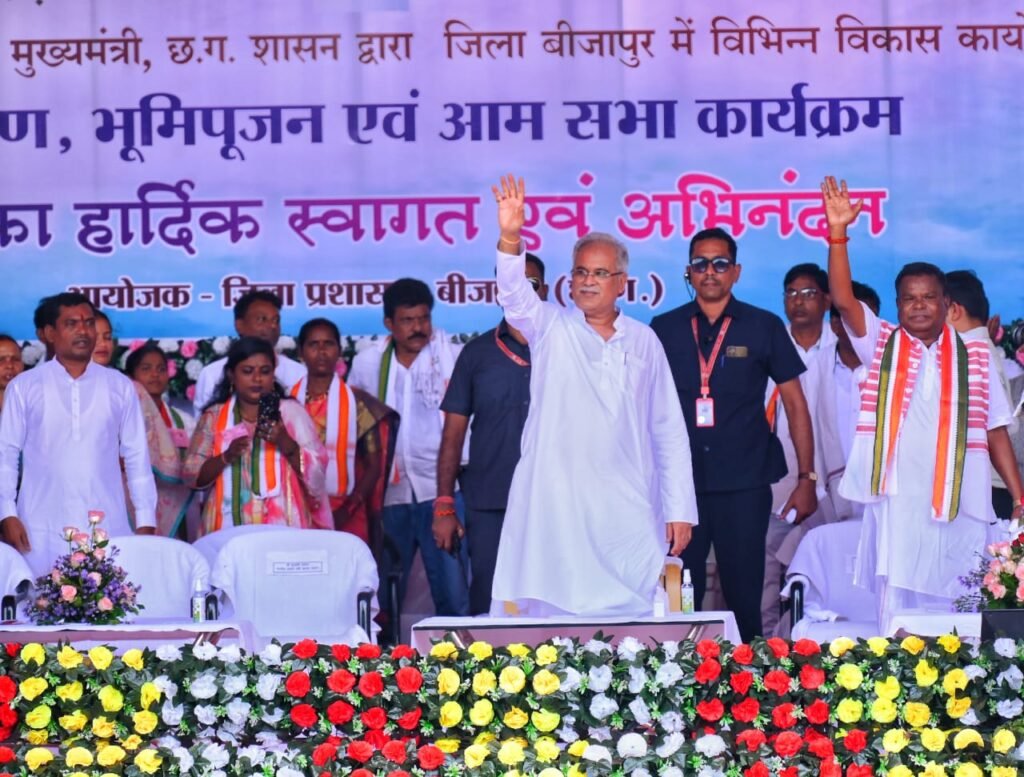 जिन स्कूलों से गोलियों की आवाज आती थीं, वहाँ अब बच्चे गा रहे पोयम – मुख्यमंत्री श्री बघेल