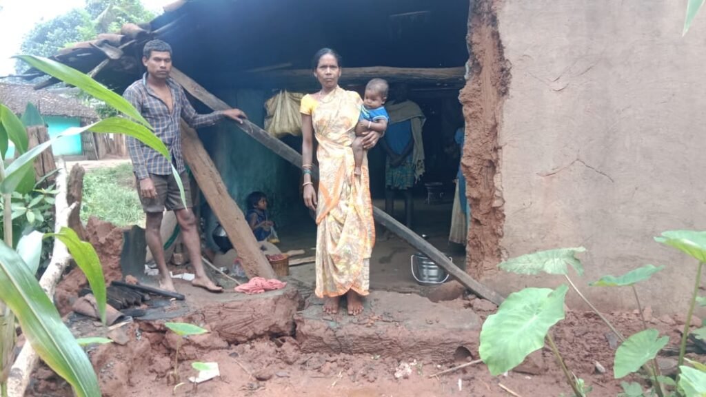 बारिश ने उजाड़ा पिछड़ी जनजाति परिवार का आशियाना