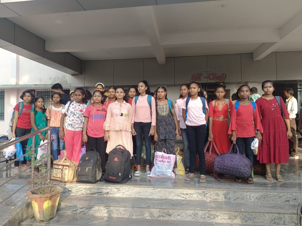 कन्या एकलव्य आदर्श आवासीय विद्यालय नरहरपुर में शिक्षक की कमी, पढ़ाई न होने पर छात्राओं के पालकगण बच्चों को ले गए घर