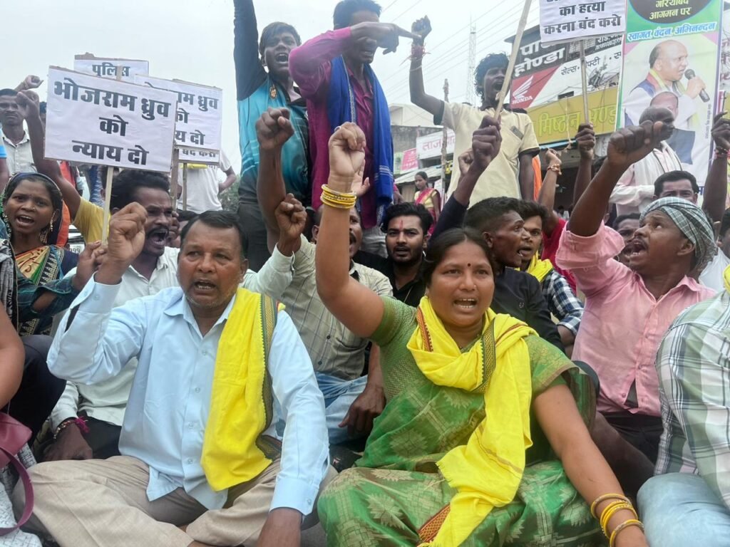 आदिवासी युवक की मौत को लेकर समाज में आक्रोश घंटे भर से तिरंगा चौक में है चक्काजाम