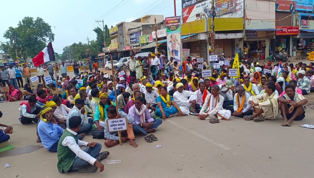 आदिवासी युवक की मौत को लेकर दूसरे दिन भी आदिवासी समाज ने जिला मुख्यालय में नेशनल हाईवे 130 में किया चक्काजाम