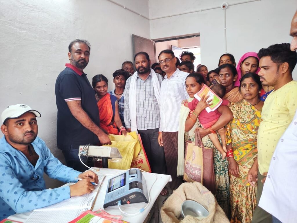 मोनु रमसीला गंगा और शाहीना ने कहा हमर भैय्या गफ़्फ़ू के प्रयास से राशन दुकान आगे हमर वार्ड मा, अब माँ को नहीं चलना पड़ेगा दो किलोमीटर