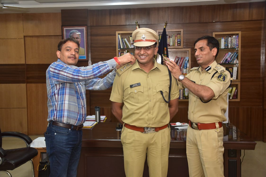 अनुविभागीय अधिकारी पुलिस मैनपुर अनुज कुमार को अतिरिक्त पुलिस अधीक्षक के पद पर पदोन्नत होने पर उमनि/वरिष्ठ पुलिस अधीक्षक गरियाबंद द्वारा बधाई एवं शुभकामनाएं दिये 