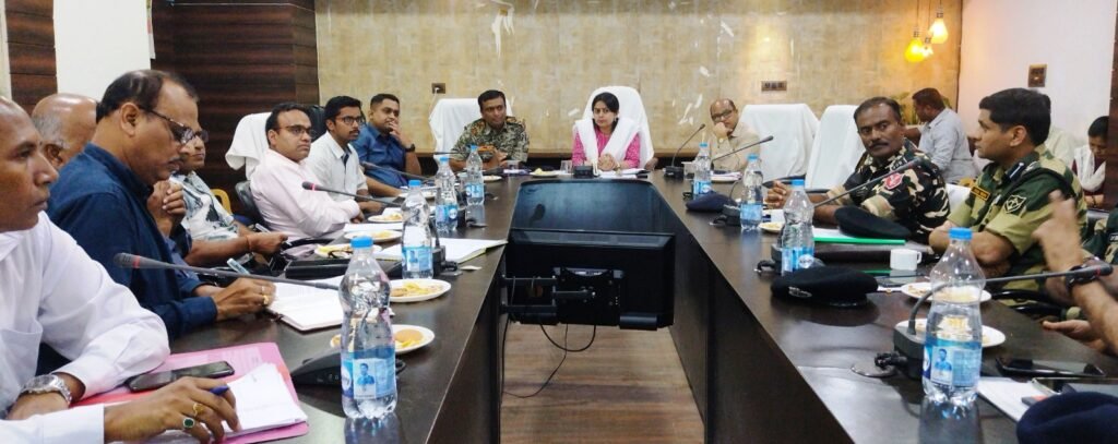 कलेक्टर ने ली रावघाट रेल परियोजना के अधिकारियों की बैठक