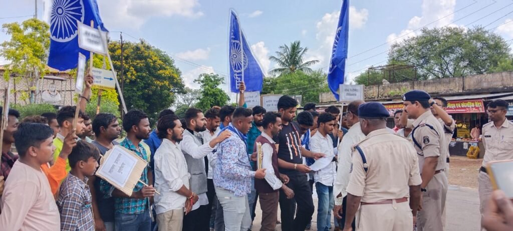 भीम रेजीमेंट ब्लॉक इकाई फिंगेश्वर ने घटारानी बलात्कार मामले में विरोध प्रदर्शन कर सरकार का फूका पुतला