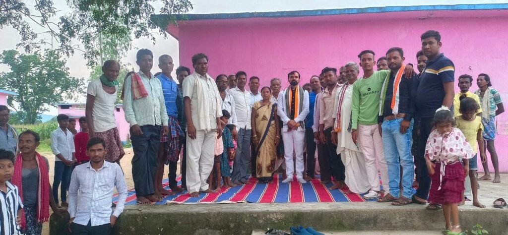 नुवाखाई जोहार भेंट कार्यक्रम में पहुंच कर जिला पंचायत उपाध्यक्ष ने किया बुजुर्गों का सम्मान