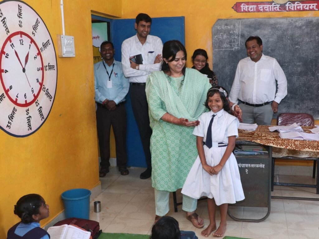 कलेक्टर ने किया आदर्श आदिवासी कन्या आश्रम पलेवा का आकस्मिक निरीक्षण