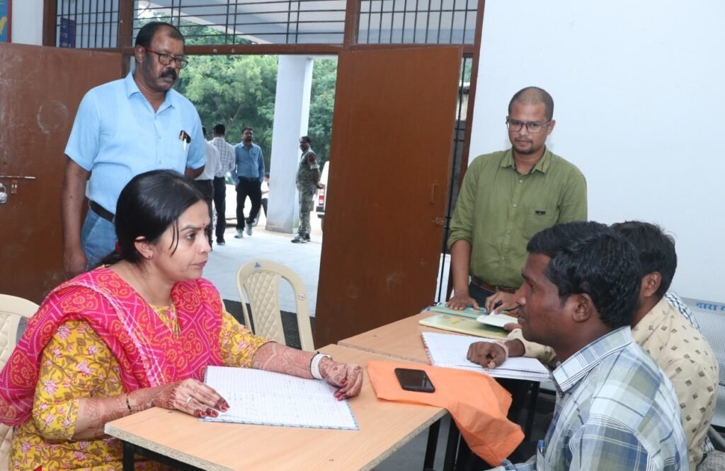 बीएलओ द्वारा किये गये कार्यों का कलेक्टर ने किया जांच