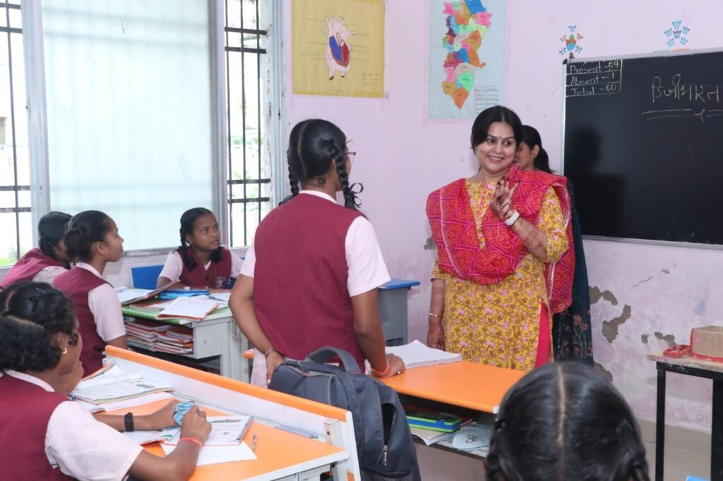 खुश रहकर पढ़ाई करने कलेक्टर ने दी समझाईश