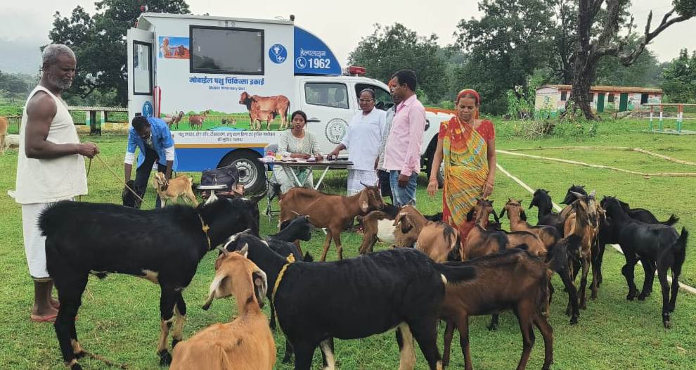 मोबाईल वेटनरी यूनिट से प्रतिदिन पशुपालकों को किया जा रहा है लाभान्वित