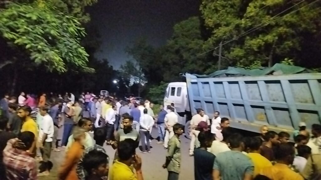 कोयला लोड ट्राला ने बाइक सवार को रौंदा मौके पर हुई मौत।