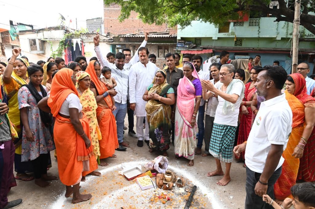 बाल गंगाधर तिलक वार्ड क्र.18 अंतर्गत भूमि पूजन कर आमजनों को दी विभिन्न निर्माण कार्यों की सौगातें :- विधायक विकास उपाध्याय