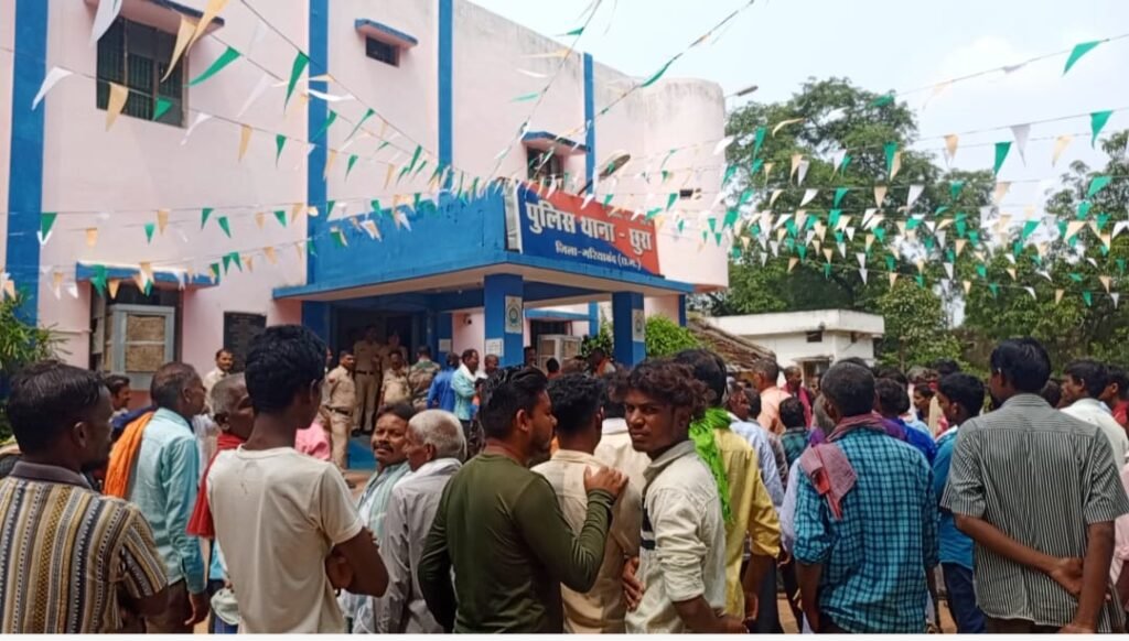 गांव अवैध शराब बिक्री को लेकर 300 से अधिक की संख्या में ग्रामीण पहुंचे थाने में