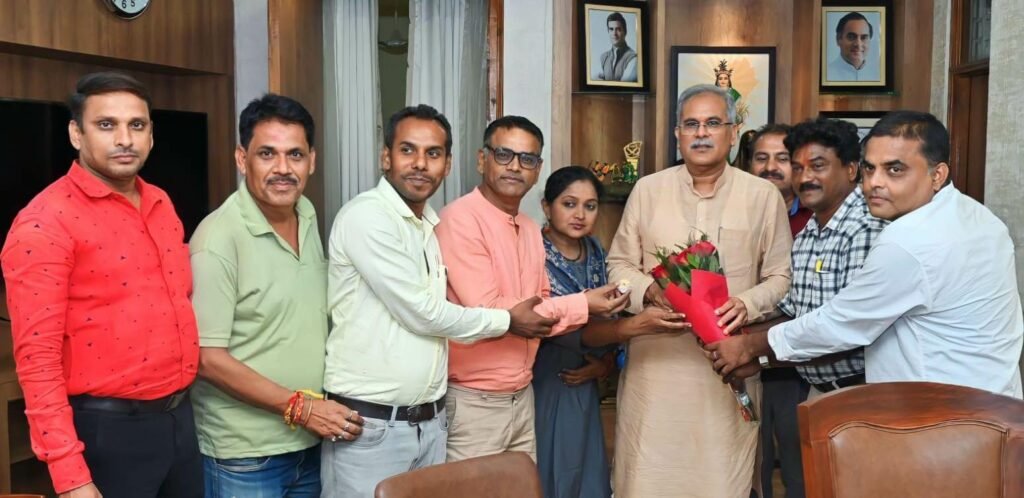 मुख्यमंत्री से रायपुर प्रेस क्लब के सदस्यों ने की सौजन्य मुलाकात