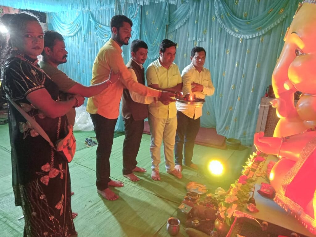 ट्रांसजेंडरों ने समिति बनाकर गणेश स्थापित किये, वही ट्रांसजेंडरो के सम्मान में भंडारा औऱ नृत्य प्रतियोगिता का किये आयोजन