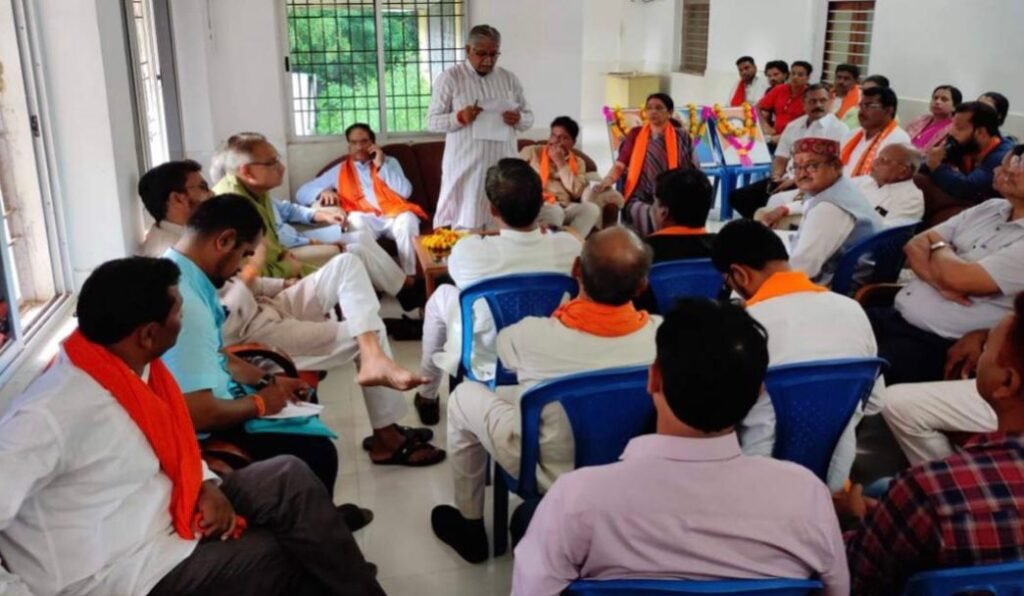 राजिम विधानसभा भाजपा उम्मीदवार को लेकर पार्टी में मचा कोहराम धरमलाल कौशिक के उपस्थिति में भाजपा के वरिष्ठ कार्यकर्ताओं ने सुनाई खरी-खोटी, भाजपा जिलाध्यक्ष के निर्देश पर रोहित साहू बैठक से किए गए बाहर