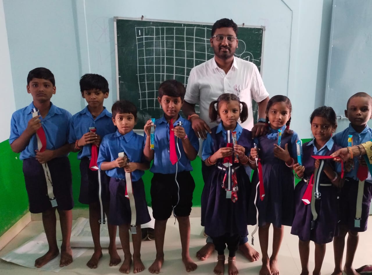 जितेंद्र साहू ने जन्मदिन पर किया रक्तदान और स्कूली बच्चों को वितरण किया टाई और बेल्ट