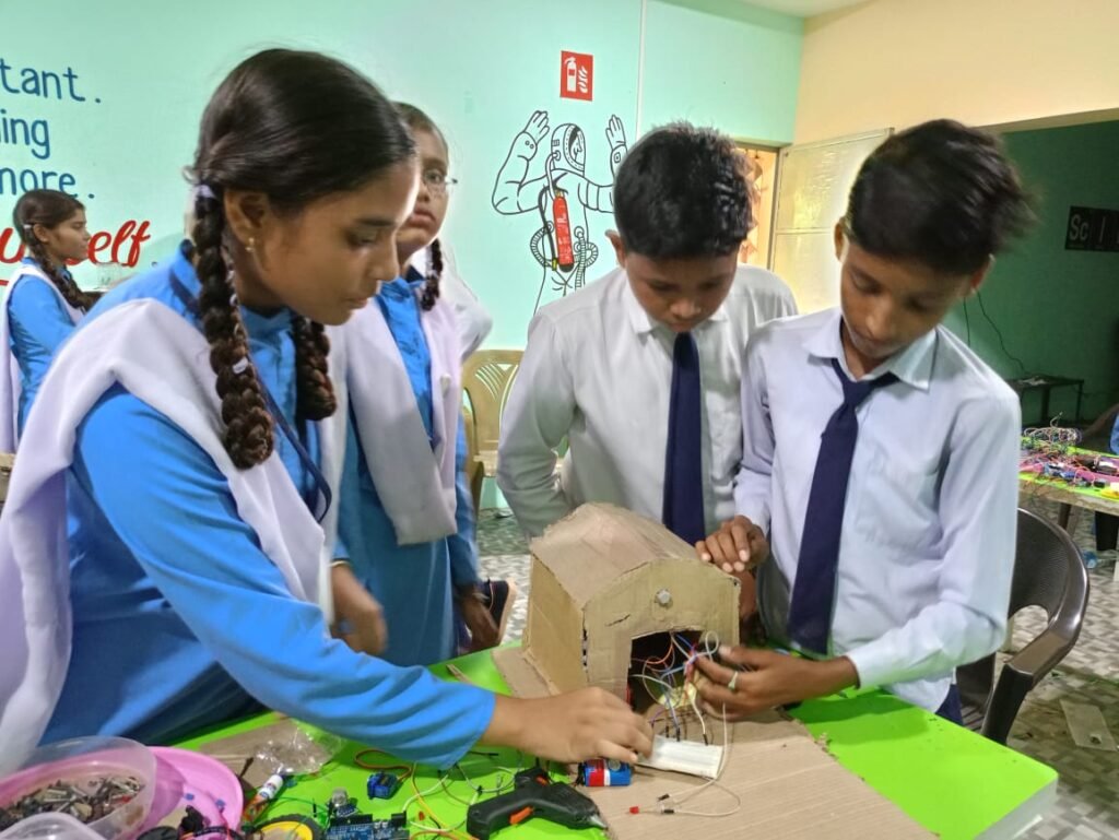 अटल टिंकरिंग लैब से बच्चों मे स्वयं सिखने अवधारणा और नवाचार करने का विकास