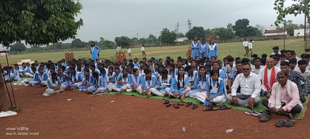 प्राचार्या की मनमानी तथा तानाशाही के विरोध छात्रो ने की शाला में तालाबंदी