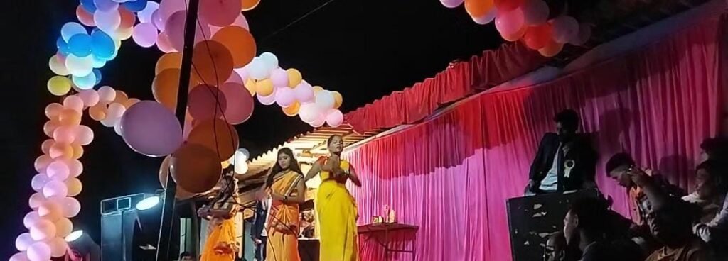 कुंवरपुर में विश्वकर्मा जयंती के अवसर पर सांस्कृतिक कार्यक्रम का फाइनल मुकाबला किया गया,पुष्पा सिंह ने जीता फाइनल मुकाबला।