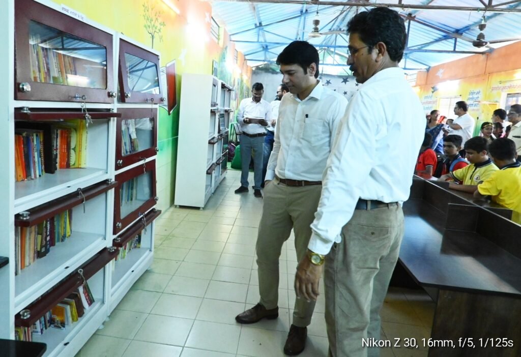 कलेक्टर श्री छिकारा ने राजिम में जिले के प्रथम किताब घर का किया शुभारंभ