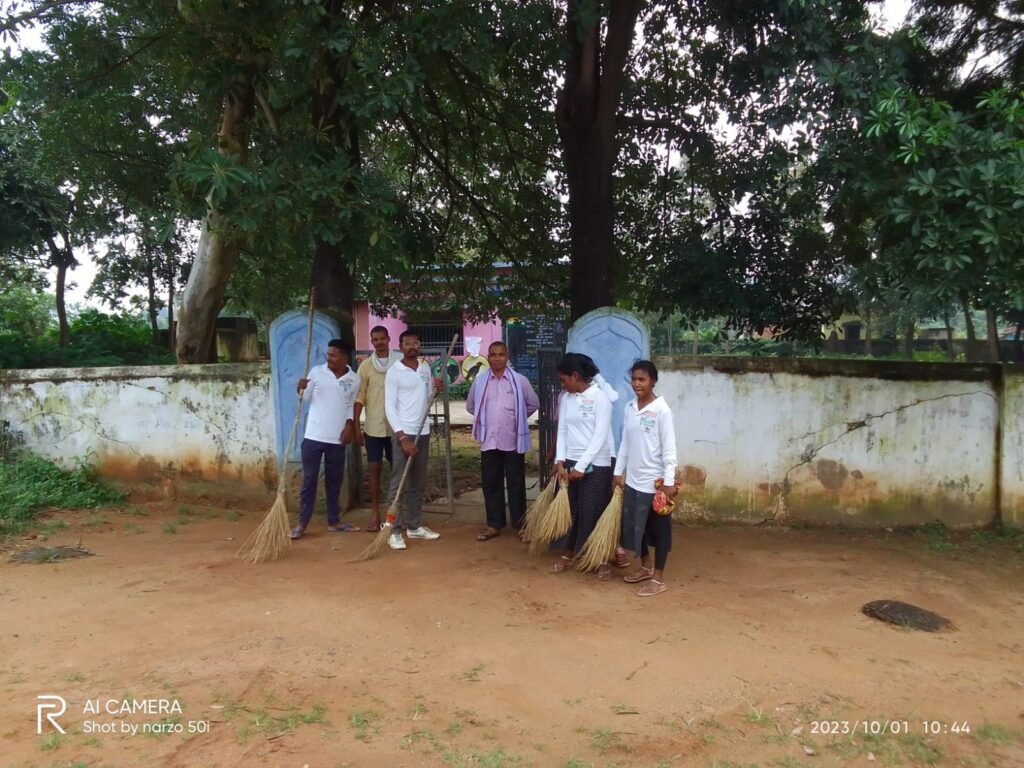 राजीव युवा मितान क्लब के सदस्यों ने साफ – सफाई किया