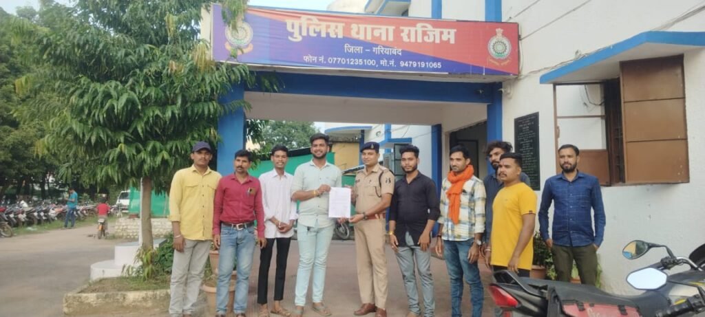 भाजपा नेत्री श्वेता शर्मा के खिलाप फेसबुक में अभद्र टिप्पणी आक्रोश भाजयुमों पहुचा राजिम थाना