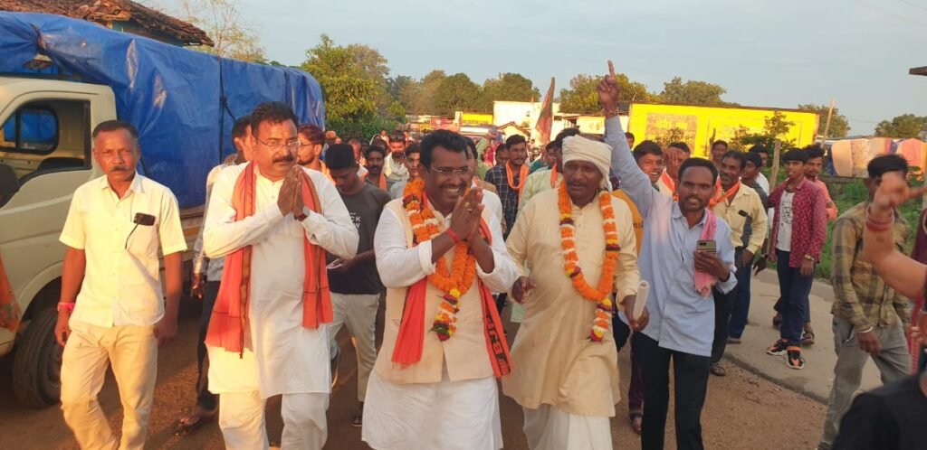 प्रचार में निकले भाजपा प्रत्याशी रोहित साहू का गाँव गाँव में जोरदार स्वागत
