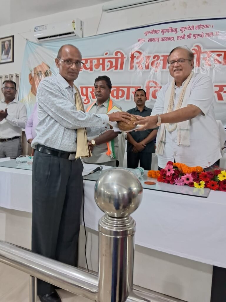 मुख्यमंत्री शिक्षा गौरव अलंकरण से सम्मानित हुए खुड़ियाडीह प्रधानपाठक चन्द्रभानू वर्मा