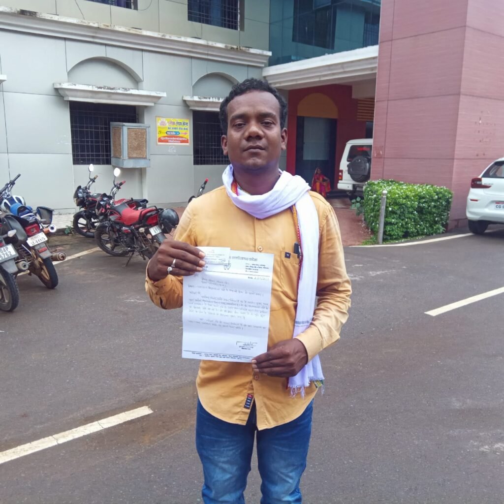 जनदर्शन में युवा कांग्रेस बिंद्रानवागढ़ विधान सभा महासचिव यशवंत यादव ने ज्ञापन सौंपा