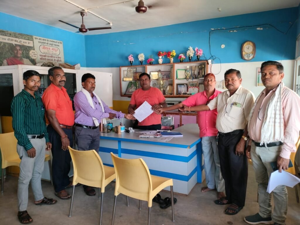 प्रबंधक संघ के प्रतिनिधि ने त्रिसूत्री मांग से देव सिंह रात्रे को अवगत कराया।