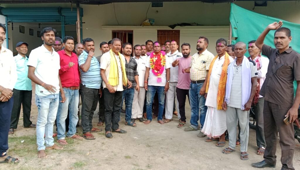 कांग्रेस से जनक ध्रुव को प्रत्याशी के घोषणा के बाद समर्थक बधाई देने पहुंचे