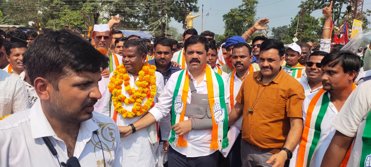 कांग्रेस प्रत्याशी विक्रम मंडावी ने भारी जनसैलाब के साथ दाखिल किया नामांकन
