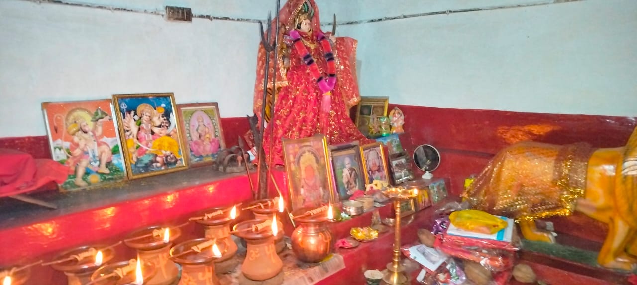 जामनारा के जंगलों के बीच बसे मां बम्लेश्वरी के मंदिर में सजता है दरबार