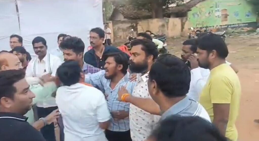 भाजपा की खुलेआम गुंडागर्दी, न्यूज़ चैनल क़े डिबेट क़े दौरान भाजपाइयों ने की हाथापाई