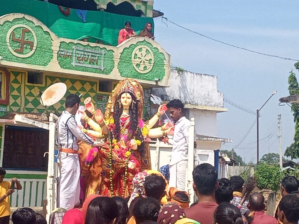 दुर्गा प्रतिमा का गाजे – बाजे के साथ किया विसर्जन