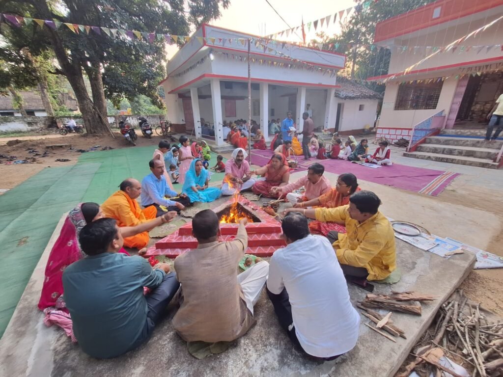 महाअष्टमी पर आराध्य देवी मंदिर व पंडालों में किया गया हवन पूजन