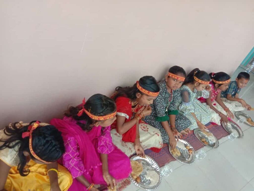 गिधनी के शीतला मंन्दिर में अष्टमी हवन पूजन कर नौ कन्याओं को कराया गया भोजन प्रसाद