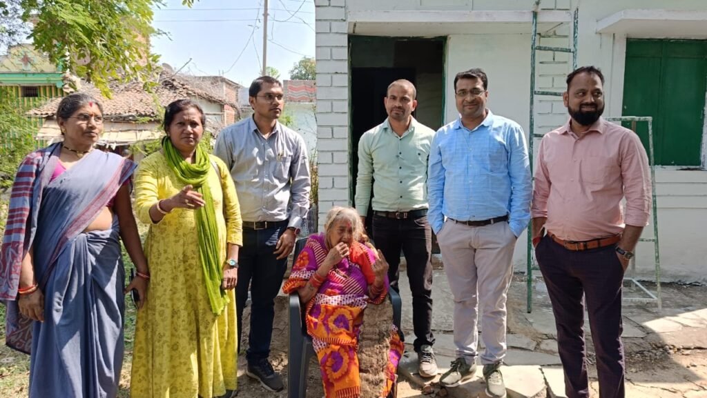 होम वोटिंग की सुविधा से जिले के वृद्धजन एवं दिव्यांग मतदाताओं ने घर से किया मतदान