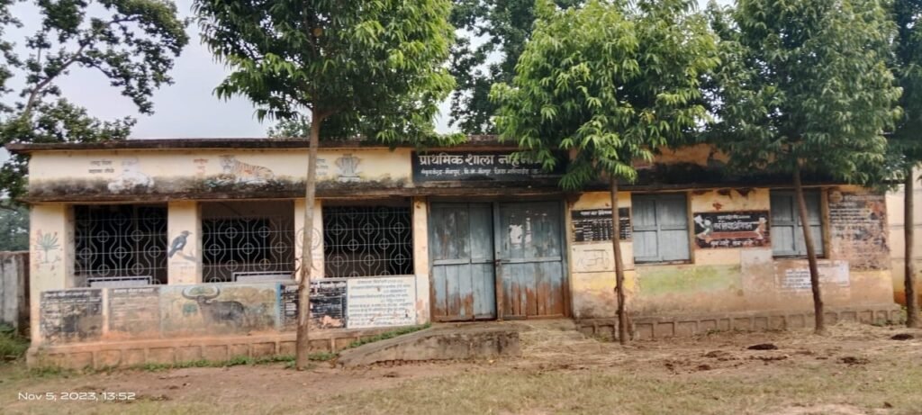 नहानबिरी की स्कूल वर्षो से बंद होने से पढ़ाई लिखाई करने में हो रही है परेशानी