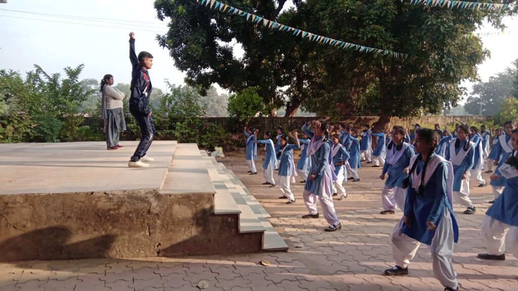 छात्राएं सीख रहीं आत्म रक्षा के गुर