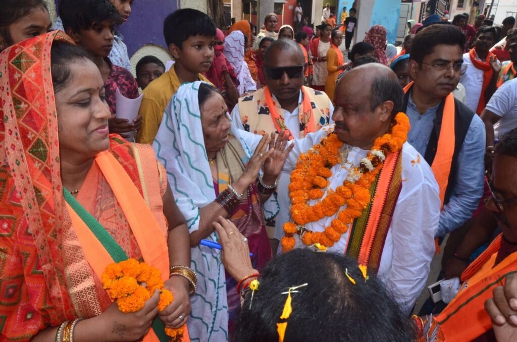 रायपुर उत्तर भाजपा प्रत्याशी पुरंदर मिश्रा कर रहे धुआंधार जनसंपर्क