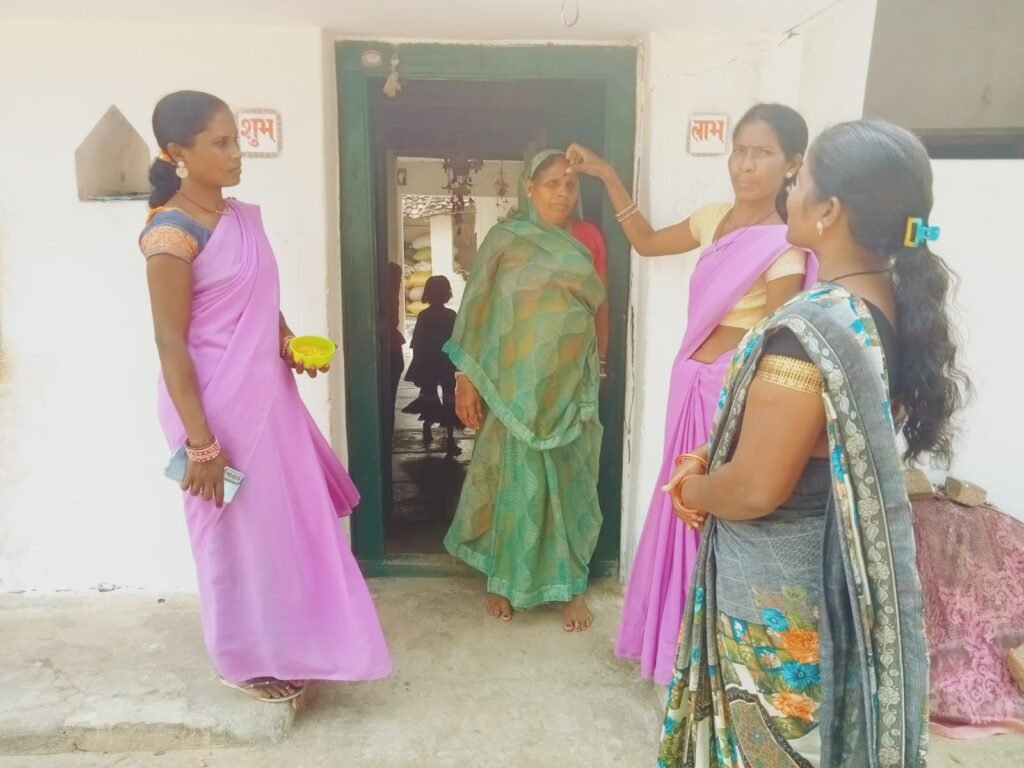 विधानसभा आम निर्वाचन 2023: मतदाता जागरूकता अंतर्गत पारा-मोहल्ला, हाट-बाजार एवं घरों में पहुॅचकर किया जा रहा है मतदान के लिए प्रेरित
