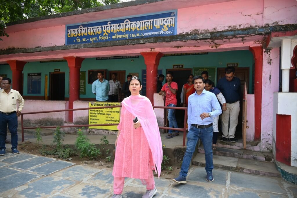 प्रेक्षक सुश्री अंजू चौधरी ने छुरा तहसील के विभिन्न मतदान केन्द्रों का किया निरीक्षण