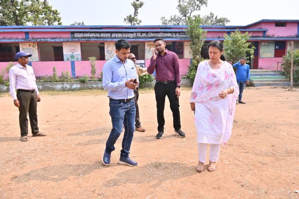 प्रेक्षक सुश्री अंजू चौधरी ने बिन्द्रानवागढ़ विधानसभा क्षेत्र के विभिन्न मतदान केन्द्रों का किया औचक निरीक्षण