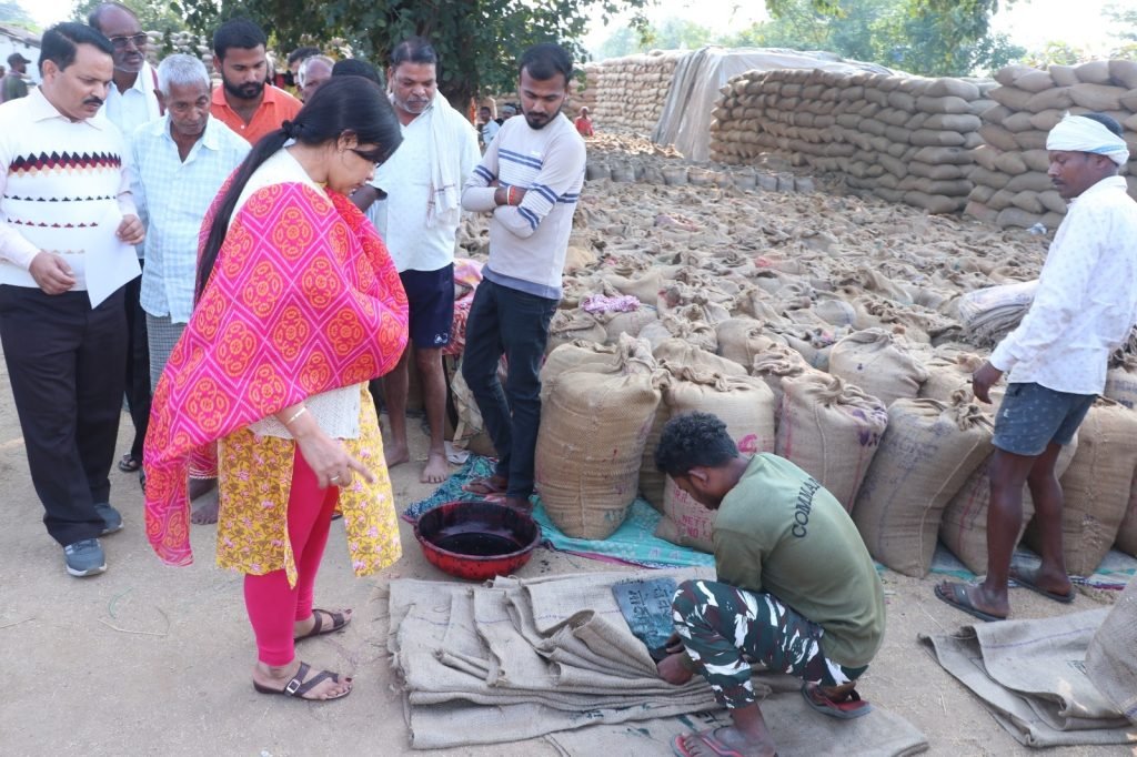 कलेक्टर ने धान खरीदी केन्द्रों का किया निरीक्षण