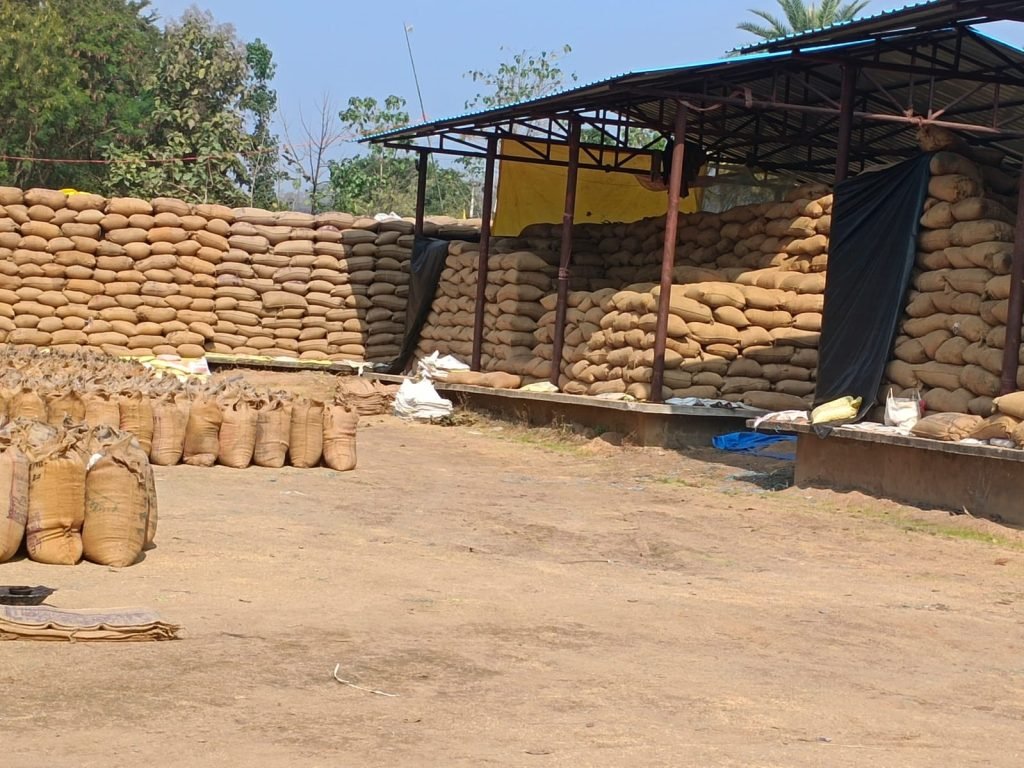 आदिम जाति सेवा सहकारी समिति अभनपुर मे धान का उठाव नहीं होने से बढ़ी परेशानी!