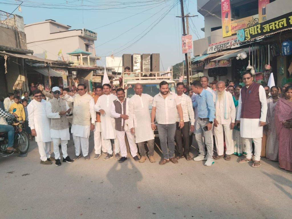 सतनाम समाज ने निकाली नगर में शोभायात्रा